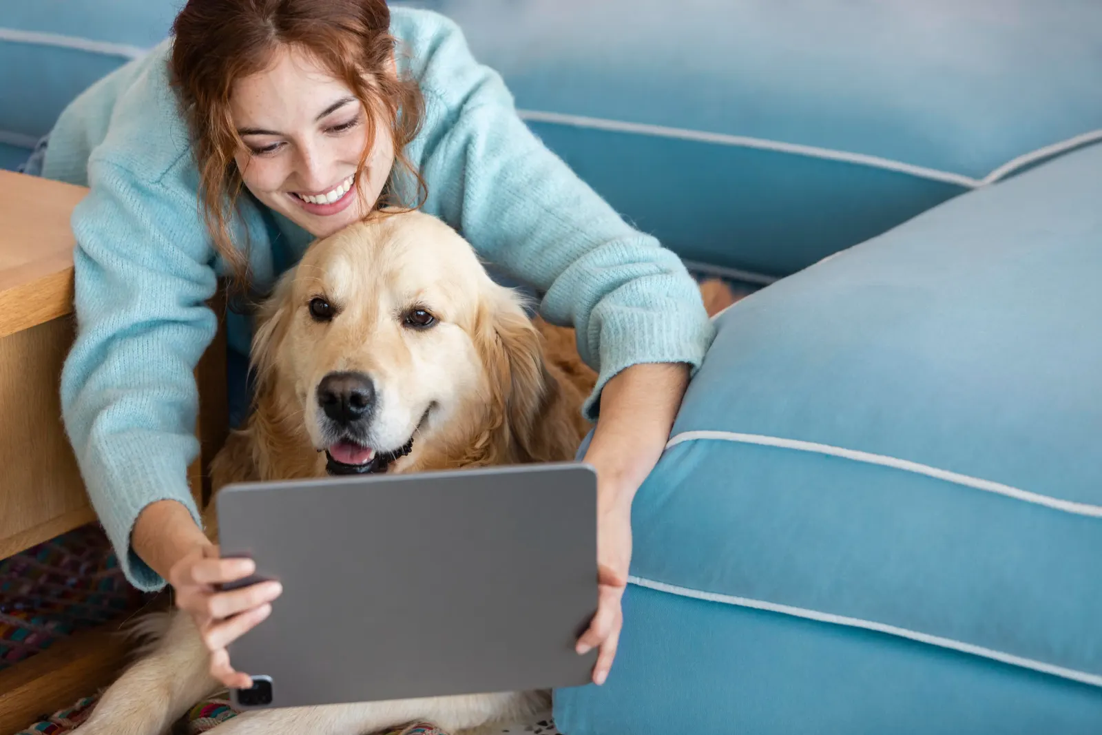 Hundehalterin wählt Produkte online