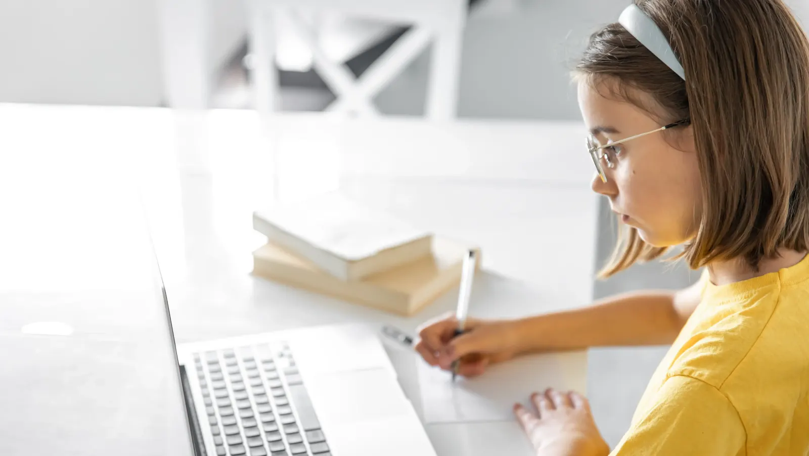 Online lernen am Laptop