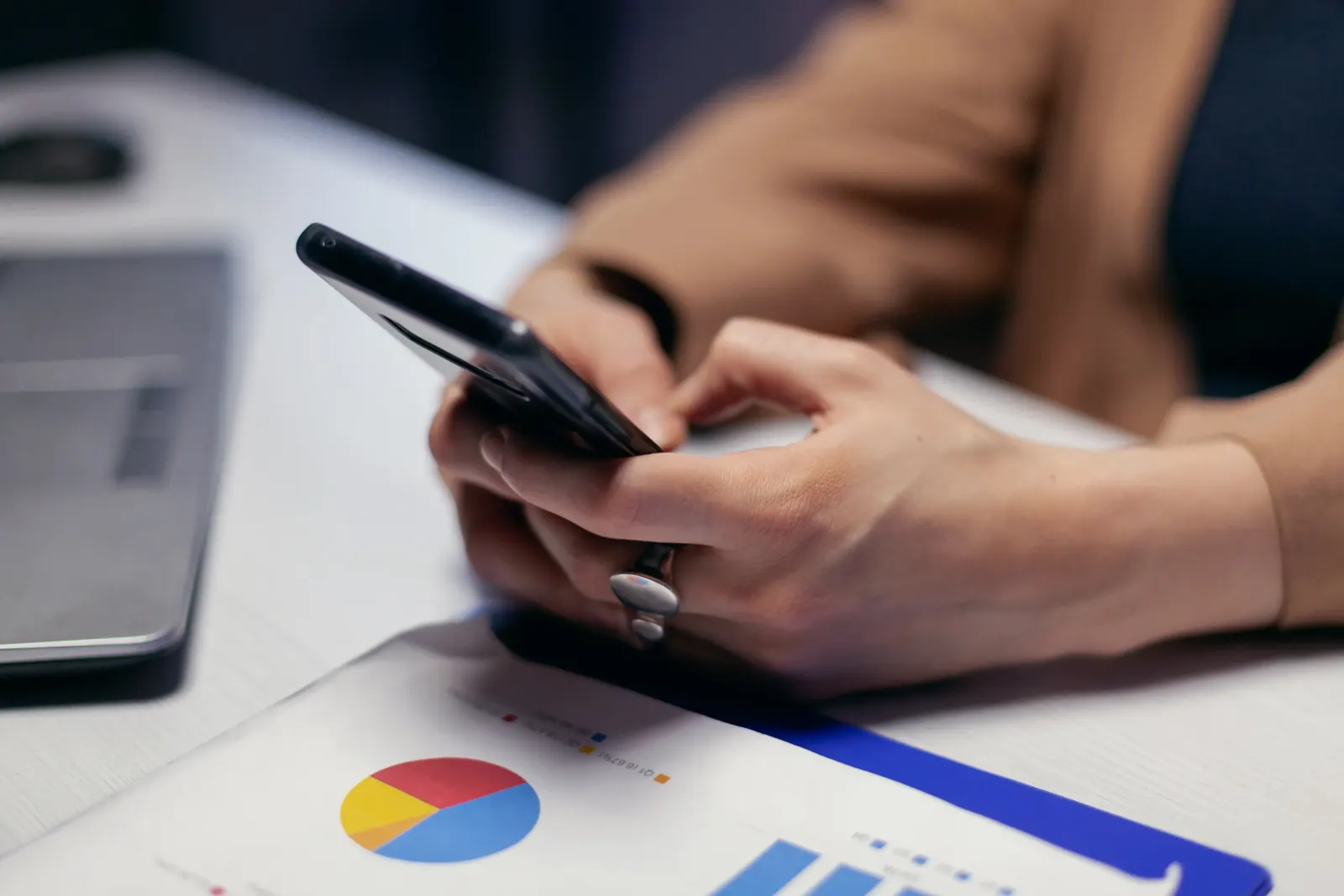 Unternehmerin arbeitet am Smartphone
