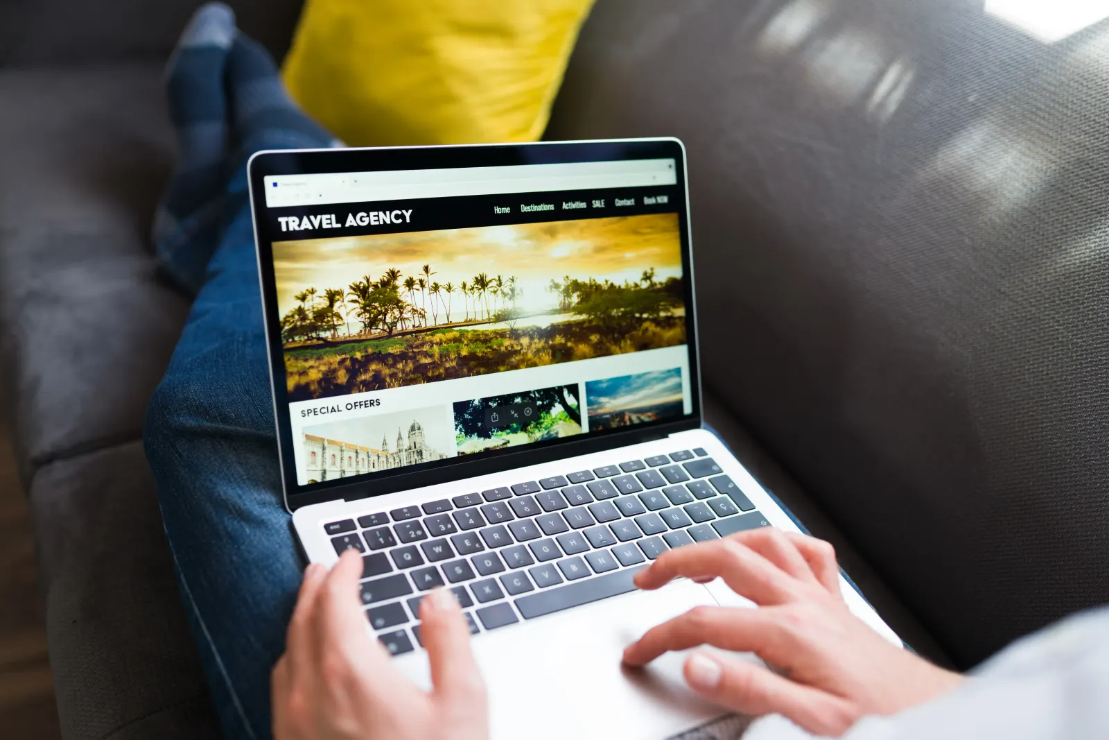 Gäste wählen ein Hotel online