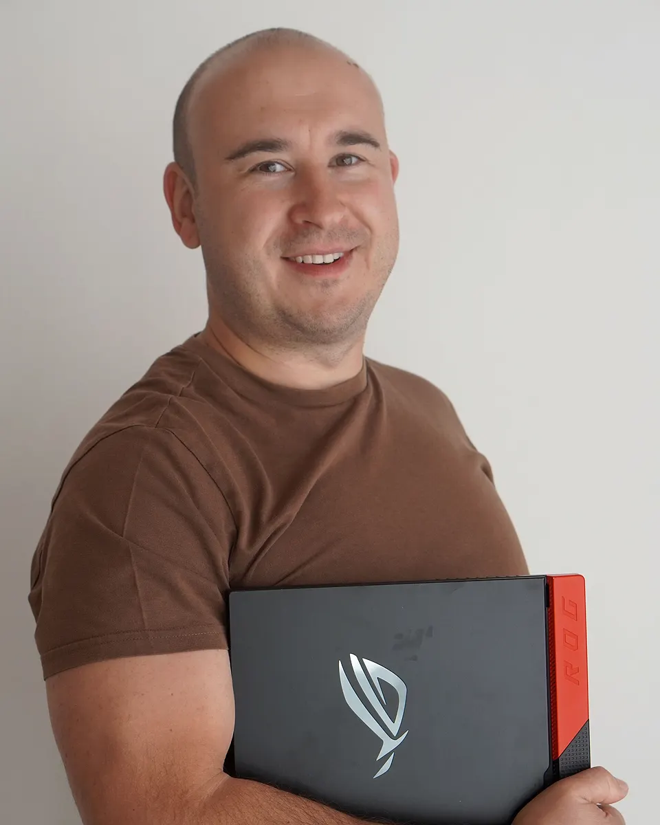 Serhii Balaba, Webentwickler und Webdesigner aus Limeshain in der Wetterau, mit Laptop