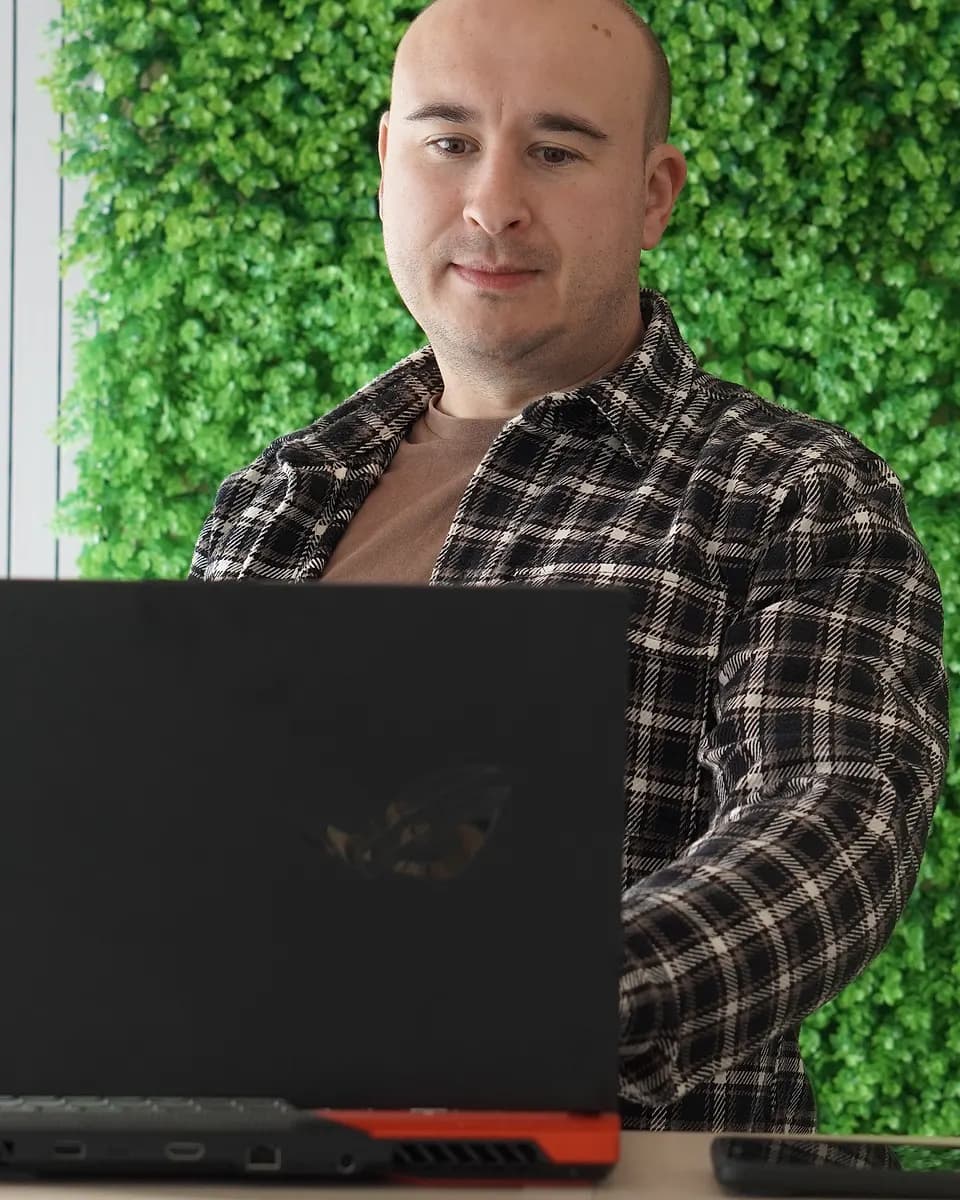 Serhii Balaba entwickelt eine Website am Laptop – Webdesign aus Hessen